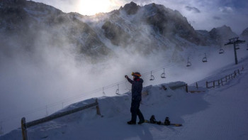 Фотография к новости: Алматыда тауда адасқан шетелдіктер құтқарылды