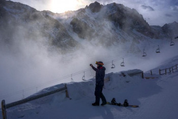 Фотография к новости: Алматыда тауда адасқан шетелдіктер құтқарылды
