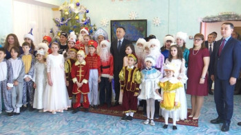 Фотография к новости: Қостанай облысының әкімі балалар үйіне 2 млн теңге сыйлады