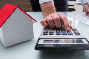 Фотография к новости: "Astana aqshamy": Экономист банктердің жылдық пайызы неге көп болатынын түсіндірді