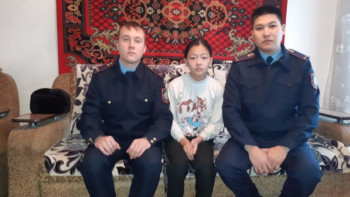 Фотография к новости: Колония қызметкерлері жол апатына түскен қызға көмек көрсетті