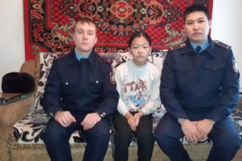 Фотография к новости: Колония қызметкерлері жол апатына түскен қызға көмек көрсетті