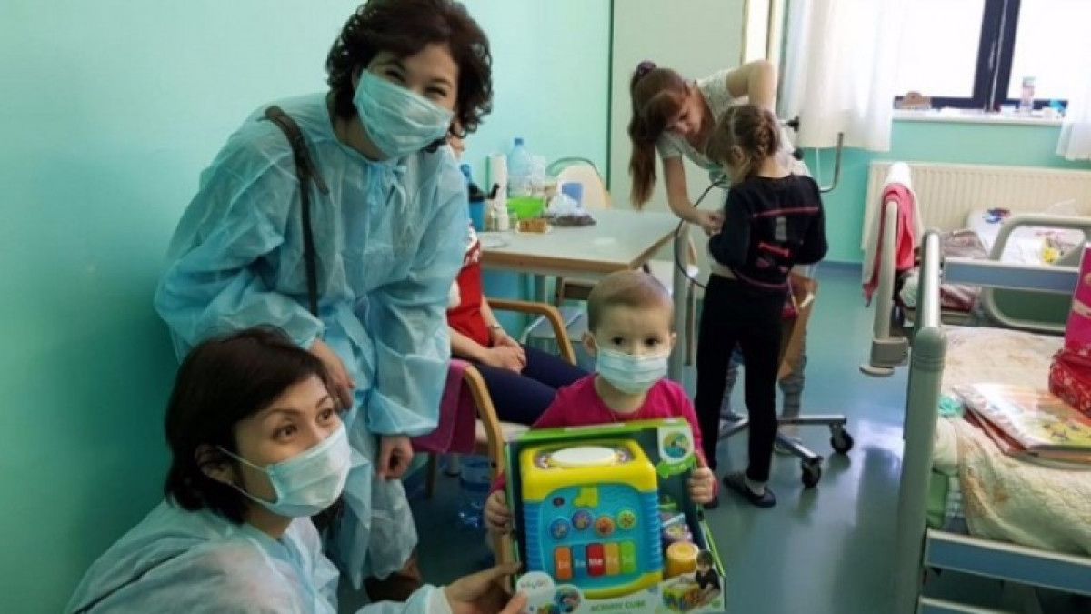 Астана оқушылары онкологиялық дертке шалдыққан балаларға сыйлық берді