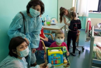 Фотография к новости: Астана оқушылары онкологиялық дертке шалдыққан балаларға сыйлық берді