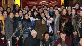 Фотография к новости: Жанкүйерлер «Астана Опера» балет труппасын Нұрсұлтан Назарбаев әуежайында қарсы алды