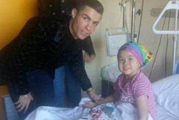 Фотография к новости: Криштиану Роналду қырғызстандық сырқат қызға барды