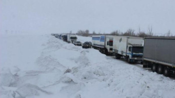 Фотография к новости: Шығыс Қазақстанда қар құрсауынан құтқарылған көліктер Аягөзге бет алды