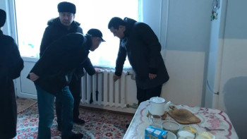 Фотография к новости: ЖЭС-тағы апаттан кейін Атырау әкімі үйлердің жылуын тексерді