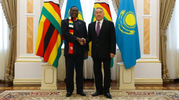 Фотография к новости: Назарбаев Ақордада Зимбабве президентін қарсы алды