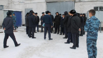 Фотография к новости: Ақтөбелік мемлекеттік қызметкерлер түрмедегілердің өмірімен танысты