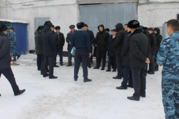 Фотография к новости: Ақтөбелік мемлекеттік қызметкерлер түрмедегілердің өмірімен танысты