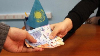 Фотография к новости: Кәсіпорын басшысы қызметкерлерден пара алып келген