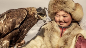 Фотография к новости: Бүркітші қыз Айшолпанды Өскемен қонаққа шақырады