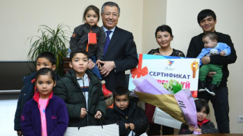 Фотография к новости: Еліміздегі ең жас көпбалалы анаға пәтер берілді