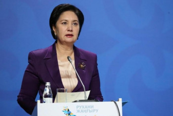 Фотография к новости: Гүлшара Әбдіқалықова мәдениет саласындағы мемлекеттік стипендиясын табыс етті