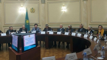 Фотография к новости: Гүлшара Әбдіхалықова мемлекеттік степендия иегерлерімен кездесті