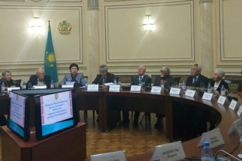 Фотография к новости: Гүлшара Әбдіхалықова мемлекеттік степендия иегерлерімен кездесті