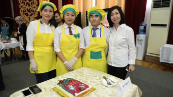 Фотография к новости: Ақтауда оқушылар кітап-торт  пісіріп жарысты