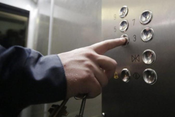 Фотография к новости: Лифтіде дәрет сындырған астаналық жауапқа тартылды