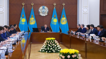 Фотография к новости: Адам сияқты берген ақшаға қожа болыңдар – Назарбаев үкімет мүшелерін сынады