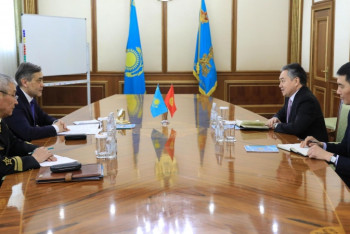 Фотография к новости: Ермекбаев Қырғызстан елшісімен кездесті