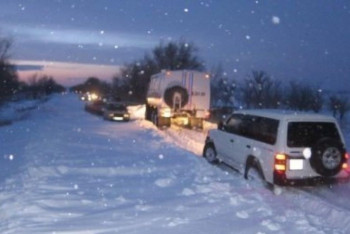 Фотография к новости: Өскеменде қар құсауында қалған 20-дан астам көлік эвакуцияланды 