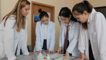 Фотография к новости: АҚШ студенті қазақстандық оқушылардың алғырлығына таңғалды