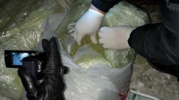 Фотография к новости: Ақтөбелік полицейлер 5 қап есірткі тәркіледі