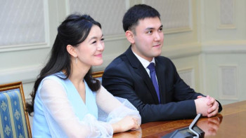 Фотография к новости: Назарбаев өзін тойларына шақырған жас жұбайларды құттықтады