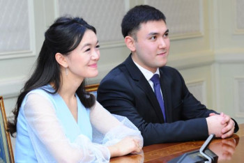 Фотография к новости: Назарбаев өзін тойларына шақырған жас жұбайларды құттықтады