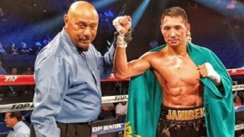 Фотография к новости: Әлімханұлы америкалық қарсыласын техникалық нокаутпен жеңді 