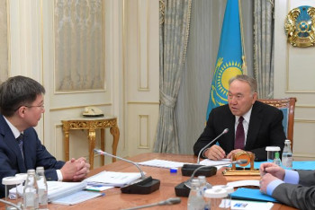 Фотография к новости: Назарбаев ректорға: Біз оқу орнын дамыту үшін қажетті жағдайдың бәрін жасап келеміз