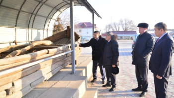 Фотография к новости: Депутаттар Отырар ауданының халқымен кездесті