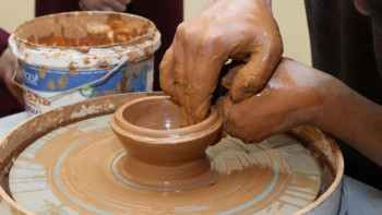 Фотография к новости: Сырбойылық өрендер саз балшықтан жасаған сырлы аяқ