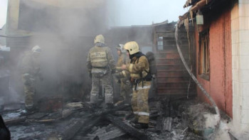 Фотография к новости: Құтқарушылар өртенген үйден сәбиді алып шықты