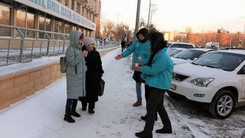 Фотография к новости: Тоңып қалған елорда тұрғындарына ыстық шай мен бауырсақ таратылуда