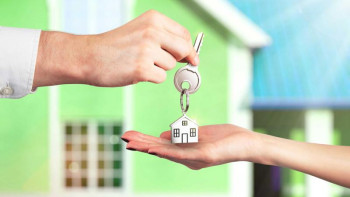 Фотография к новости: Түркістанда кәсіпкер екі отбасыға үй алып берді