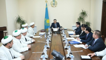 Фотография к новости: Түркістан облысының әкімі өңір имамдарымен кездесті