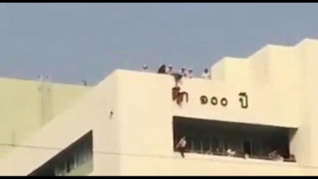 Фотография к новости: Төрт жасар қыз 7-қабаттан құлап, аман қалды