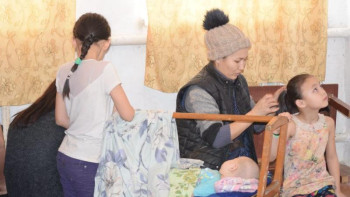 Фотография к новости: Ақтөбелік депутаттар көпбалалы ананың коммуналдық қарыздарын төлеп берді