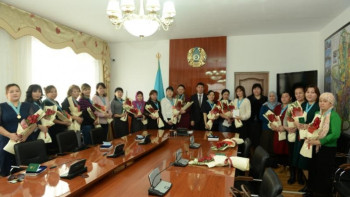 Фотография к новости: Атырауда 25 ана «Алтын алқа» және «Күміс алқа» төсбелгісімен марапатталды