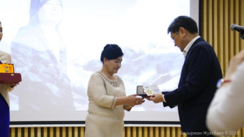 Фотография к новости: Батырхан Шүкеновтің естелік медалі анасына берілді