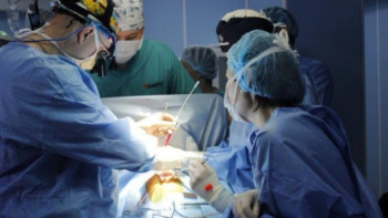 Фотография к новости: Ақтөбелік дәрігерлер 11 айлық сәбидің тамағында тұрып қалған жаңғақты алды