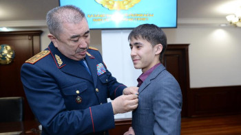 Фотография к новости: Министр Тұрғымбаев батыр баламен кездесті