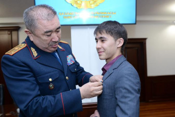 Фотография к новости: Министр Тұрғымбаев батыр баламен кездесті