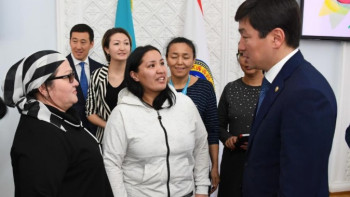 Фотография к новости: Бауыржан Байбек көпбалалы аналармен кездесті