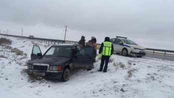 Фотография к новости: Полицейлер Самара-Шымкент тас жолында 260-тан астам адамды құтқарды