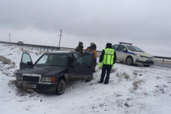 Фотография к новости: Полицейлер Самара-Шымкент тас жолында 260-тан астам адамды құтқарды