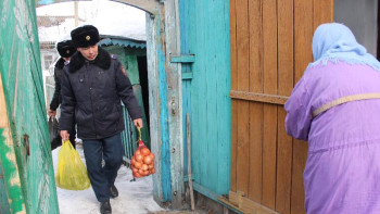 Фотография к новости: Өскемендік полицейлер аз қамтылған отбасыларға қол ұшын созды