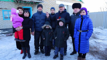 Фотография к новости: НаурызChallenge акциясы аясында нұротандықтар көпбалалы отбасыға үй сыйлады